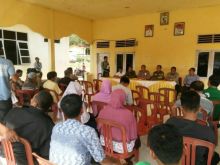 Babinsa Koramil 04/Pangkalan Kuras, Serka Syamsul Wahidin melakukan rapat untuk kelestarian hutan dengan aparatur dan tokoh masyarakat di Desa Lubuk Kembang Bunga, Kecamatan Ukui, Kabupaten Pelalawan