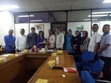 Ketua Komisi III, Basiran SE MM didampingi Wakil Ketua DPRD, M Taufikurrohman dan seluruh anggota Komisi III menerima plakat dari Kabid Penanganan Fakir Miskin Dinas Sosial DKI Jakarta, Susan/ADV