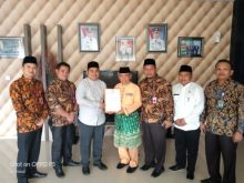  KPU Pelalawan menyerahkan permohonan dan persyaratan pelantikan DPRD ke Bupati Pelalawan /ardi