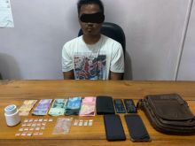 SMP (26) warga Jalan Bhakti gang Rahmat KM 09 Kulim desa Air Kulim dan barang bukti yang diamankan Polisi/hari