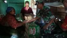 Komandan Kodim (Dandim) 0314/Inhil Letkol Inf Adrian Siregar memberikan bantuan kepada kaum dhuafa/rgo