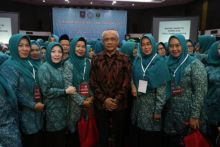 Ketua TP-PKK Kabupaten Siak Dra Hj Rasidah Alfedri bersama sejumlah pengurus menghadiri Seminar Nasional PKK/lin