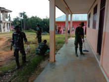 Anggota Satgas TMMD ke 105 kodim 0313/kpr turut serta menanamkan perilaku hidup bersih dan sehat kepada masyarakat di Desa Balung, Kabupaten Kampar