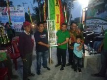 Ketua Umum Pacu Jalur Rayon III Tepian Pantai Desa Lubuk Terentang Kecamatan Gunung Toar, Sardiyono, A.Md menyerahkan Piala Bergilir kepada Jalur Sang Ratu Helmina Desa Koto Kombu/zar