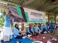 Dosen dan mahasiswa Kukerta Universitas Ria memberikan sosialisasi tentang IPAL Komunal