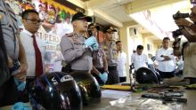 Kapolresta Pekanbaru Kombes Pol Susanto saat press release pelaku perampok dan barang bukti. Foto. Dok Riau24.com