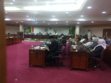 DPRD Riau mengadakan pertemuan dengan KPK di ruang madium DPRD Riau.  Audensi berlangsung tertutup