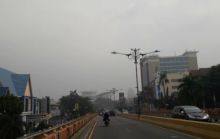 Kabut asap menyelumuti Kota Pekanbaru pagi hingga siang (foto/riki)