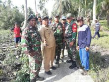 Bantu Masyarakat, Babinsa Sertu Anton Galakkam Gotong Royong di Kuala Kampar