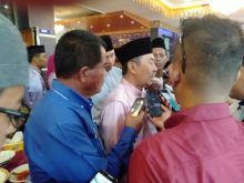 Gubri H Syamsuar saat diwawancarai usai menghadiri Paripurna Istimewa/hari