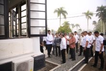 Gubri dan Bupati Siak tinjau Istana Peraduan yang berada di dalam komplek Istana Asserayah Al Hasyimiyah Siak Sri Indrapura/lin