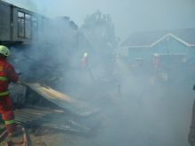 Sebuah gudang peralatan wedding hangus dilalap sijago merah, Kamis (1/8/2019) sore.