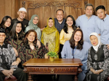 Agung Hercules saat foto bersama keluarga yang diunggah di akun Instagramnya