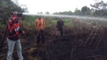 Tim terus melakukan upaya pemadaman hingga pendinginan untuk mencegah penyebaran api/hari
