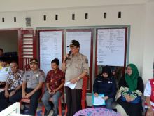 Bupati  HM Wardan menyerahkan bantuan sosial kepada para korban bencana tanah longsor di Tanah Merah/ADV