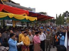 Wakil Gubernur Riau, Edy Natar Nasution saat menemui mahasiswa Universitas Riau yang demo soal kabut asap