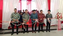 Managemen PT MMKSI dan magemen PT Dipo Internasional Pahala Otomotif saat meresmikan fasilitas perbaikan dan pengecatan kendaraan berstandar Mitsubishi Motors 