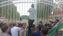 Mahasiswa yang tergabung dalam HMI MPO melakukan aksi deko di depan kantor gubernur Riau