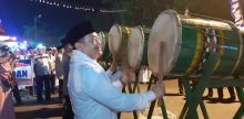 Wakil Bupati H Halim memukul bedug sebelum pelepasan pawai takbir Idul Adha di Teluk Kuantan/zar
