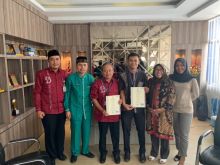 Foto bersama penyerahan sertifikasi standar kompetensi alat berat./IST