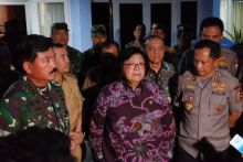Panglima TNI Marsekal TNI Hadi Tjahjanto, Menteri Lingkungan Hidup dan Kehutanan Siti Nurbaya Bakar, Kapolri Jenderal (Pol) Tito Karnavian dan Kepala BNPB Letjen TNI Doni Monardo saat jumpa pers di VIP Lanud Roesmin Nurjadin