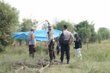 Sejumlah petugas tengah mempersiapkan kedatang empat pejabat pemerintah pusat di Langgam, Kabupaten Pelalawan, Riau