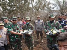 Panglima TNI Jendral Hadi Tjahjanto bersama Kapolri Jendral Tito Karnavian  meninjau titik api di Pelalawan/ardi