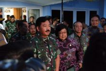 Panglima TNI Marsekal TNI Hadi Tjahjanto, Menteri Lingkungan Hidup dan Kehutanan Siti Nurbaya Bakar, Kapolri Jenderal (Pol) Tito Karnavian dan Kepala BNPB Letjen TNI Doni Monardo saat jumpa pers di VIP Lanud Roesmin Nurjadin