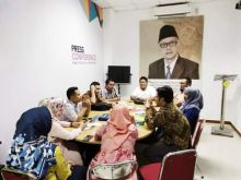 Dekan Fakultas Komunikasi Umri Jayus bersama para dosen