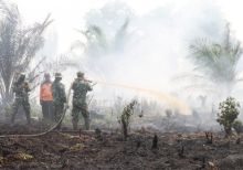 Tim gabungan terus berupaya memadamkan api di Sak/lin