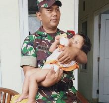 Begini kondisi balita yang ditemukan di samping jenazah sang ayah yang sudah membusuk. Setelah dirawat di Puskesmas, kondisinya mulai membaik. Foto: int 