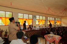 Alfedri dihadapan ratusan pelajar SMAN 2 Sungai Apit/lin