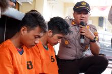 Kapolsek Limapuluh AKP Sanny saat menanyai kedua pelaku pemerasan yang berlagak petugas polisi.