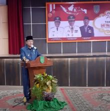 HM Wardan menyematkan anugerah tanda kehormatan Satyalancana Karya Satya/ADV