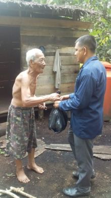 Kelompok III Bagi Sembako ke Keluarga Kurang Mampu/hari