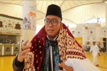 Jamaah haji asal Sumenep yang membawa kain kafan sebagai kenang-kenangan dari Tanah Suci. Foto: int 