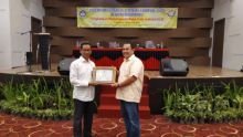 Kepala Balai Bahasa Provinsi Riau Drs Songgo A Siruah kepada Ketua PWI Riau H Zulmansyah Sekedang pada acara Diseminasi GLN/IST