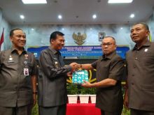 Walikota Pekanbaru Firdaus menyerahkan usulan APBD Perubahan 2019 ke DPRD Pekanbaru (foto/surya)