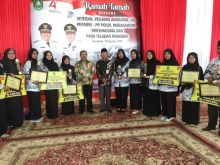 Sekolah penerima  penghargaan Adiwiyata 201 berfoto bersama dengan Bupati Bengkalis Amril Mukminin/hari