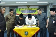 Bupati Bengkalis Amril Mukminin bersama Ketua DPRD H Abdul Kadir, menandatangani Memorandum of Understanding (MoU)  atas Rancangan KUPA /hari