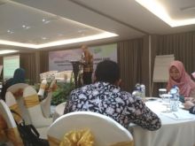 Deputi Partisipasi Masyarakat Kementerian Pemberdayaan Perempuan dan Perlindungan Anak,  Indra Gunakan membuka sosialisasi