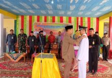H Syamsuddin Uti melantik dan mengambil sumpah pejabat Kepala Desa Pergantian Antar Waktu Desa Karya Tunas Jaya/rgo