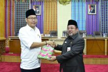 ekretaris Daerah (Sekda) H Bustami HY, menyampaikan Nota Keuangan dan Rancangan Perda (Ranperda) tentang P-APBD /hari