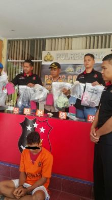Foto pelaku pembunuhan dan pemerkosaan kekasihnya sendiri 'Dilan' diamankan Polres Siak.
