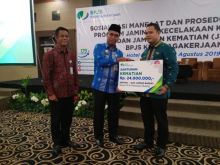 Pelaksana Tugas (Plt) Kepala Dinas Kesehatan (Dinkes) Kota Pekanbaru Muhammad Amin saat penyerahan santunan pada THL (foto/istimewa) 