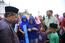 Bupati Siak Alfedri beserta rombongan meninjau langsung ke lokasi kejadian kebakaran./lin