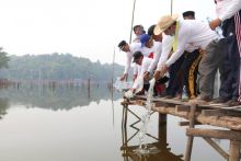 Bupati Siak H Alfedri saat mengunjungi  Objek Wisata Telago Bathin Bungsu /lin