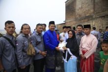 komunitas club sebuah motor Nmax di Siak, menyerahkan bantuan ke korban kebakaran/lin