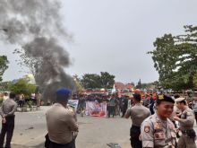 Puluhan mahasiswa asal Kabupaten Pelalawan, yang terbagi dalam dua kelompok menggelar aksi unjuk rasa/ardi