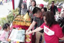 Pemotongan kue yang dilakukan oleh CEO Eka Hospital Pekanbaru Romi Jaya Saputra dalam rangka hari jadi Eka Hospital ke 11 tahun